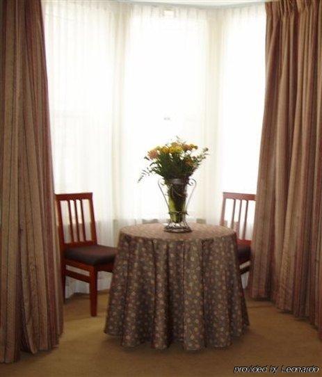 Isabella Hotel & Suites Toronto Room photo